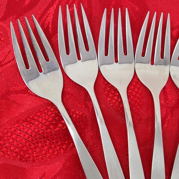 8X SF Oneida Oneidacraft Deluxe Stainless Wintersong Salad Forks - Picture 3 of 13